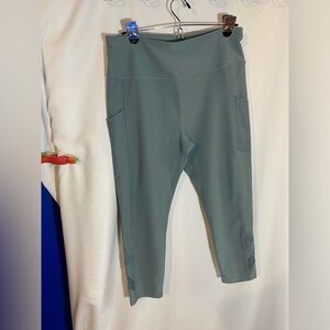 Mondetta women’s capri leggings, size large